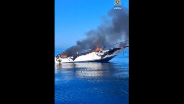 
                    Homem resgatado após embarcação em que seguia se incendiar na Nazaré
                