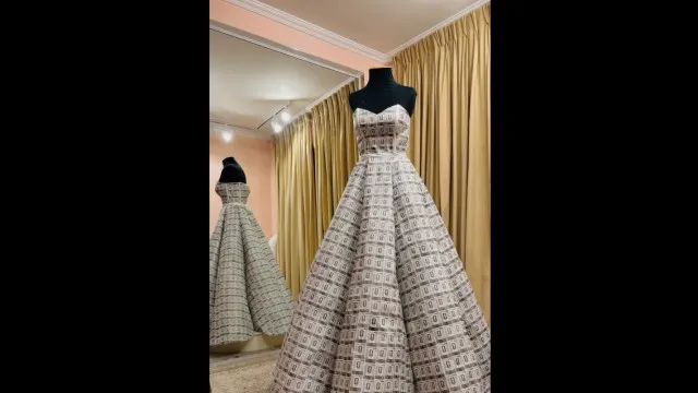 
                    Estilista cria vestido de noiva com 