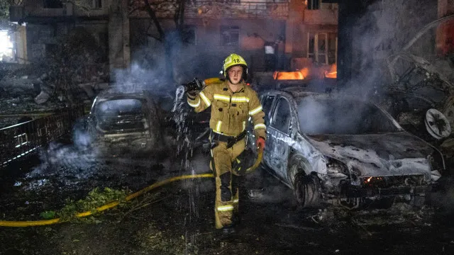 Kyiv alvo de um dos maiores ataques russos esta noite. Pelo menos 1 morto