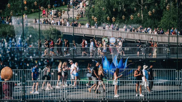 
                    Tomorrowland dança ao som português para famílias que passam fronteiras
                