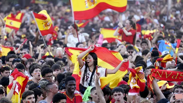 Praças de cidades espanholas voltam a encher-se 16 anos depois
