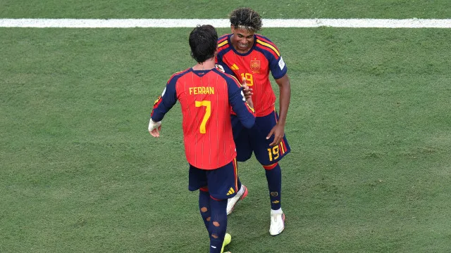 
                    Yamal e companhia dão 'banho' a Messi e Espanha sagra-se campeã do Mundo
                