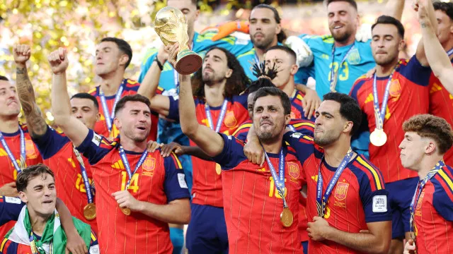 
                    Ferran Torres aplica 'Lei Iniesta' e Espanha bate Argentina rumo ao topo
                