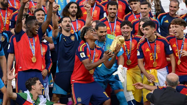 
                    Yamal e companhia dão 'banho' a Messi e Espanha sagra-se campeã do Mundo
                