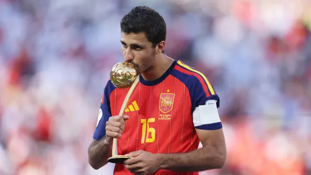 
                    Mundial2026: Rodri 'Bola de Ouro', à frente de Messi e Mbappé
                