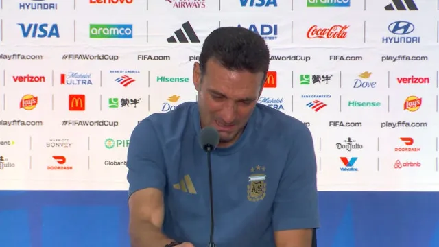 "Doí-me a alma". Scaloni abandona conferência lavado em lágrimas