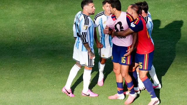 NÃ£o foi sÃ³ Paredes. Otamendi envolto em polÃ©mica apÃ³s discussÃ£o com Rodri