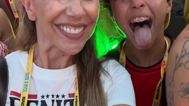 Pipoca leva filho a concerto de Bad Bunny em MilÃ£o. As imagens
