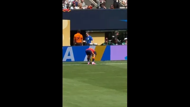 
                    Cucurella enterrou moeda no relvado na final do Mundial2026. A explicação
                