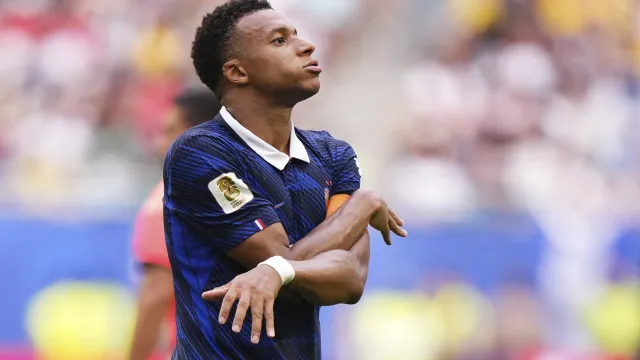 
                    Mbappé escreve emotiva carta aos adeptos franceses: 