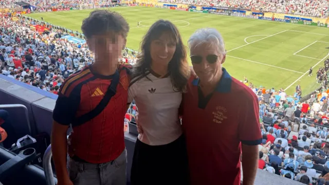 Richard Gere esteve no estÃ¡dio a torcer por Espanha com a famÃlia