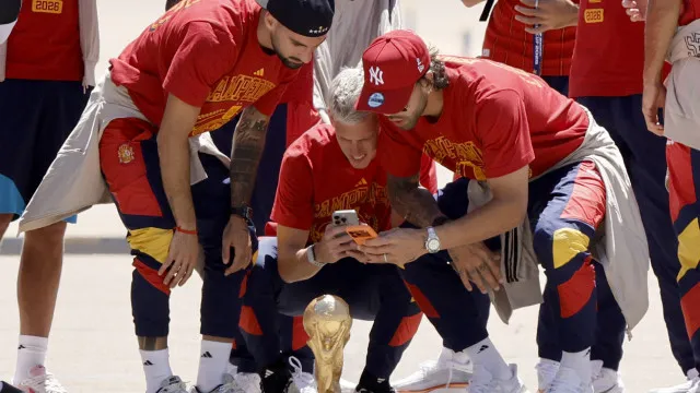 
                    Campeã Espanha chega a Madrid. O plano de um dia recheado de festa
                