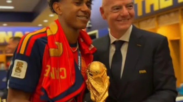 
                    Infantino 'invade' balneário de Espanha e oferece prémios aos jogadores
                