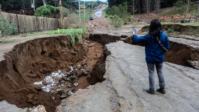 
                    Chile declara estado de emergência após chuvadas isolarem 100 mil pessoas
                