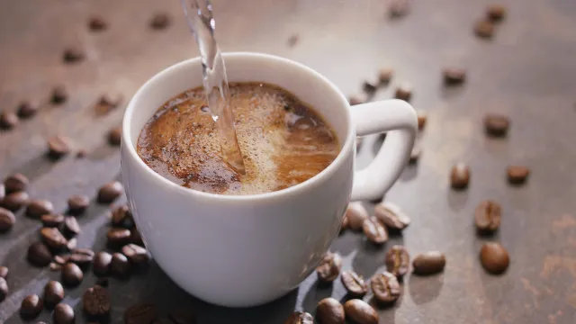 
                    Café conta para a hidratação diária? O que nutricionistas têm a dizer
                