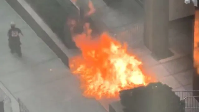 
                    Homem ateia fogo no exterior de edifício do ICE e do FBI em Nova Iorque
                
