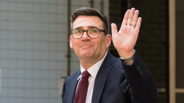 
                    Novo PM britânico disponibiliza-se para mostrar Manchester a Trump 
                