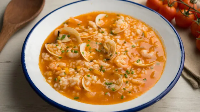 Arroz de amêijoas caldoso: 3 receitas irresistíveis para o verão