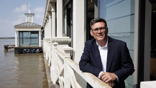 
                    Andy Burnham afasta aliados de Starmer durante remodelação governamental
                