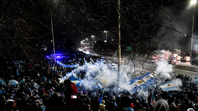 Milhares celebram Ã  chuva chegada de seleÃ§Ã£o argentina sem Messi