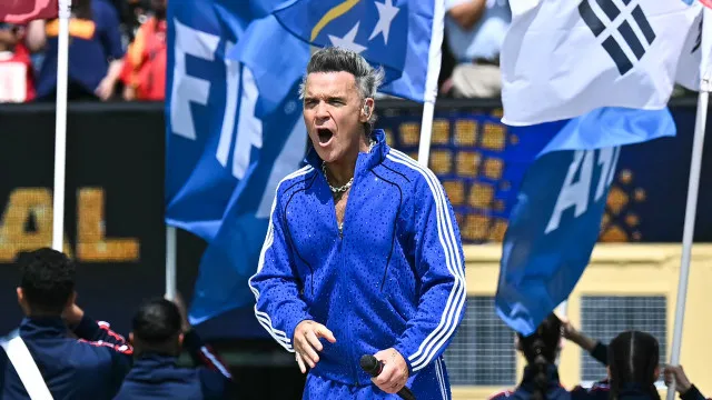 
                    Robbie Williams consumiu droga na final do Mundial? Cantor reage
                