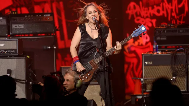 
                    Jennifer Finch, das L7, morre aos 59 anos logo após falarem de cancro
                