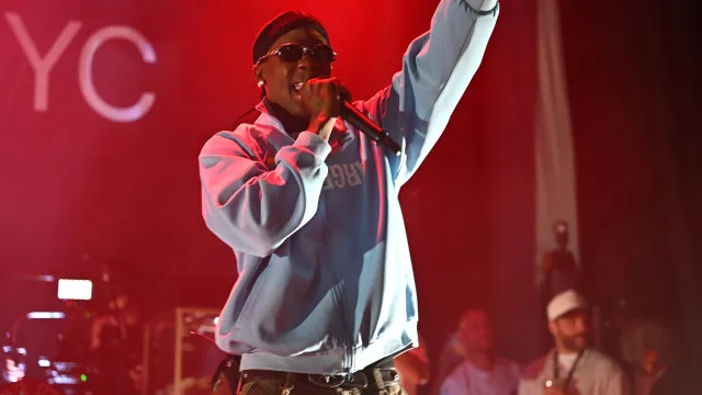 
                    Travis Scott leva filha Stormi para palco e é criticado. As imagens
                