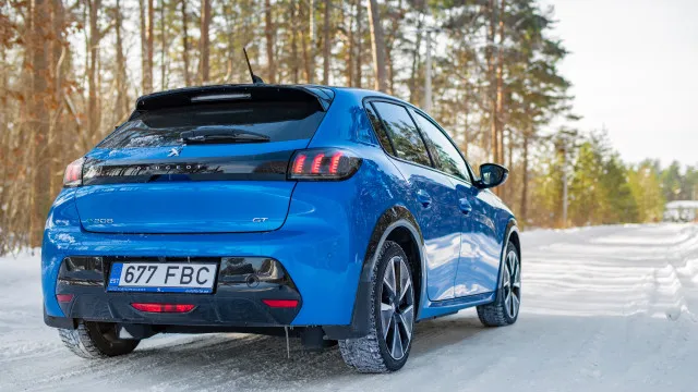 
                    Peugeot 208 a combustão continua no mercado. Até quando?
                