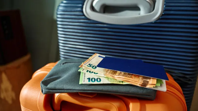 
                    Vai de férias e leva (muito) dinheiro na mala? Atenção ao aviso do Fisco
                