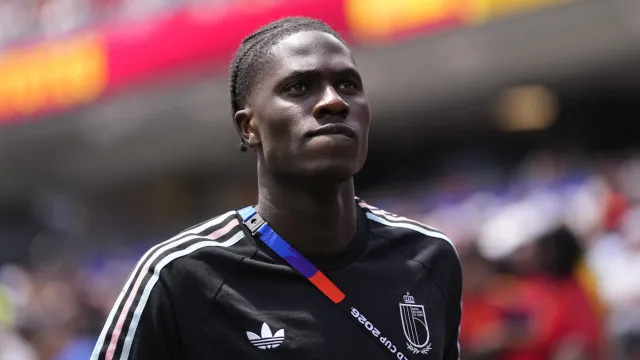 Confirmado: Amadou Onana afastado dos relvados por nove meses