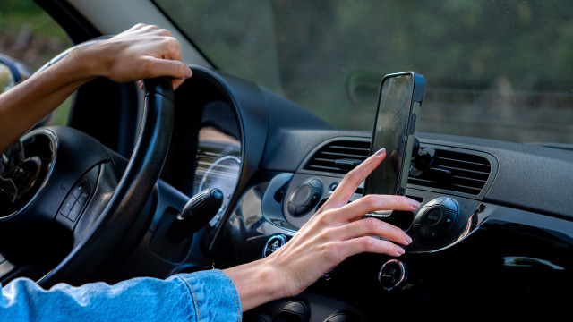 Liga o telemóvel ao carro? O que deve (e não deve) fazer durante viagens