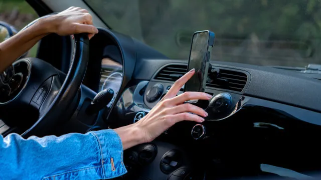 Liga o telemóvel ao carro? O que deve (e não deve) fazer durante viagens