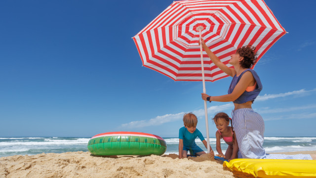 Guarda-sol sempre a voar na praia? O guia para colocá-lo da melhor forma