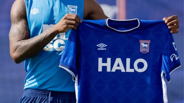 
                    Oficial: Fatawu volta à Premier League e Sporting faz contas aos milhões
                