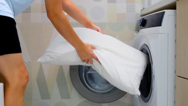 Brancas e como novas: Aprenda a lavar almofadas na mÃ¡quina da roupa