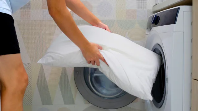 Brancas e como novas: Aprenda a lavar almofadas na máquina da roupa