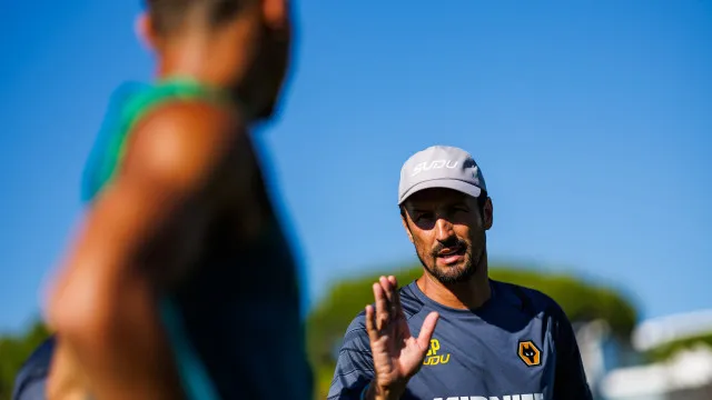 
                    César Peixoto cancela treino do Wolverhampton para expulsar jogador
                