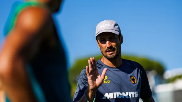 César Peixoto cancela treino do Wolverhampton para expulsar jogador