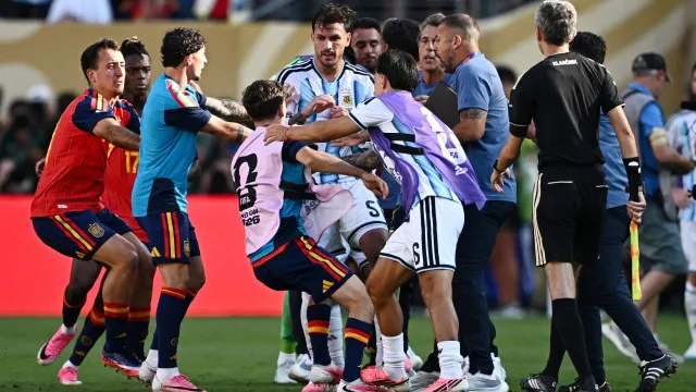 Gavi iliba Paredes após agressão: "Não é uma boa imagem, mas..."