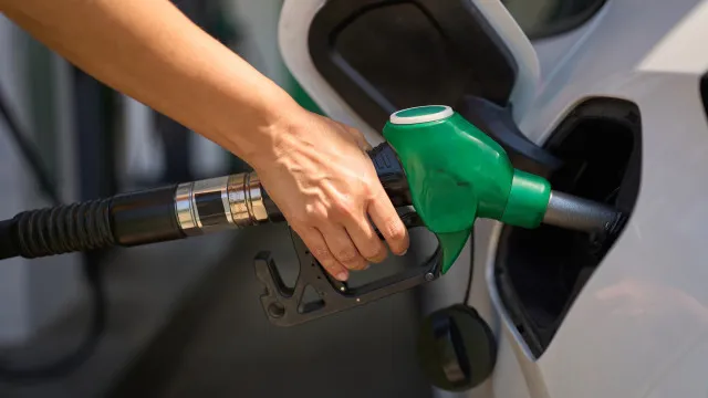 Bocal de combustÃvel do carro nÃ£o Ã© sempre do mesmo lado. HÃ¡ motivos?