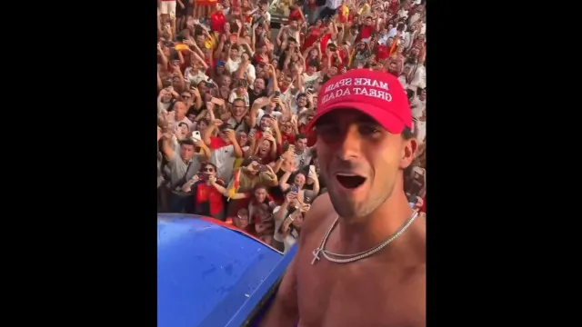 Ferran Torres copiou boné de Donald Trump. Casa Branca já reagiu