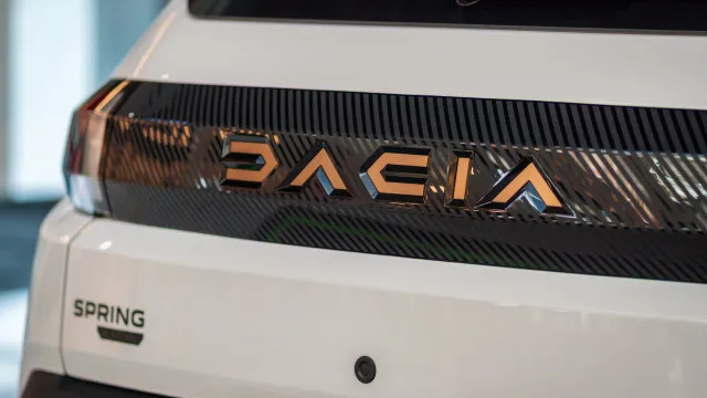 
                    Simples e acessível. Novo Dacia Spring só terá 