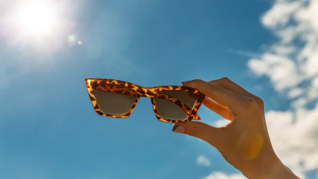 Ã culos de sol. Lentes mais escuras protegem melhor? 7 mitos explicados