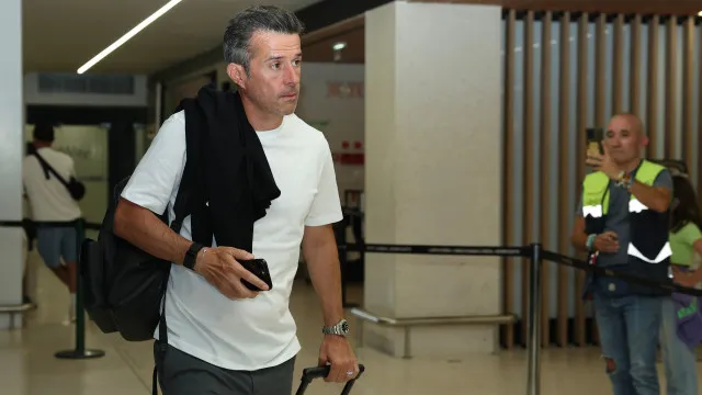Muita juventude. As imagens da partida do Benfica para a Suíça