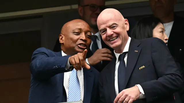 Presidente da Confederação Africana apoia Infantino apesar das críticas