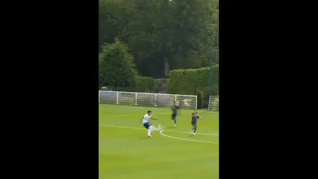 
                    Na gaveta. O golaço de Mateus Fernandes na estreia que vai correr mundo
                