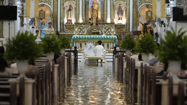 "Ã gua atÃ© aos joelhos". O casamento que sobreviveu a tufÃ£o nas Filipinas