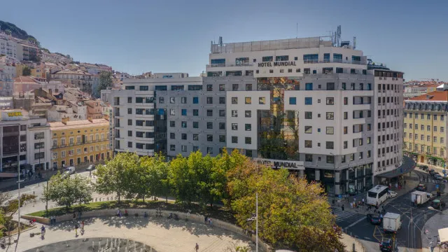 
                    Hotel Mundial pôs à venda camas, espelhos e não só. Há peças desde 4,96€
                