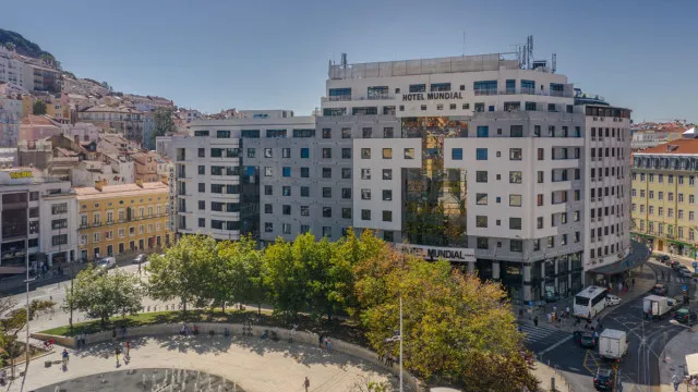 Hotel Mundial pôs à venda camas, espelhos e não só. Há peças desde 4,96€