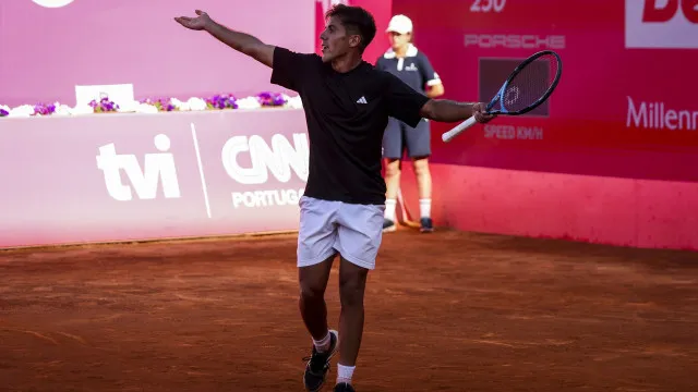 'Wild card' Tiago Torres ruma aos quartos de final do Estoril Open